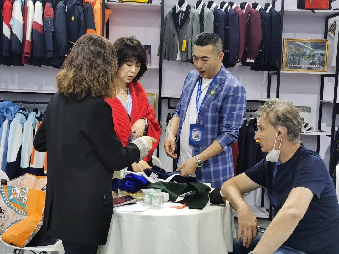 重慶立泰服飾集團還與來自全國各地的校服企業進行了深入交流和合作洽談