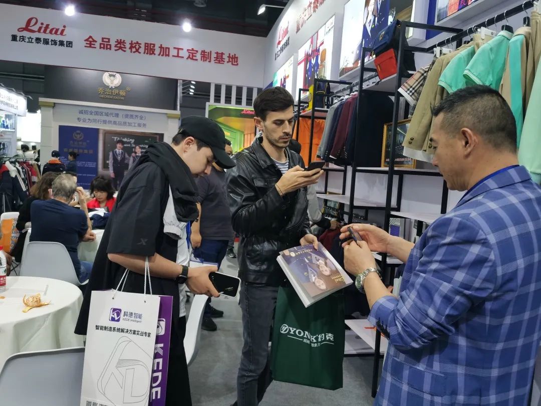 重慶立泰服飾集團還與來自全國各地的校服企業進行了深入交流和合作洽談2