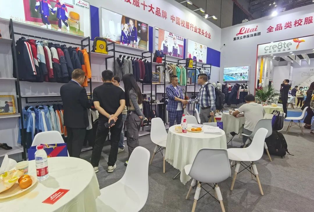 重慶立泰服飾集團還與來自全國各地的校服企業進行了深入交流和合作洽談3
